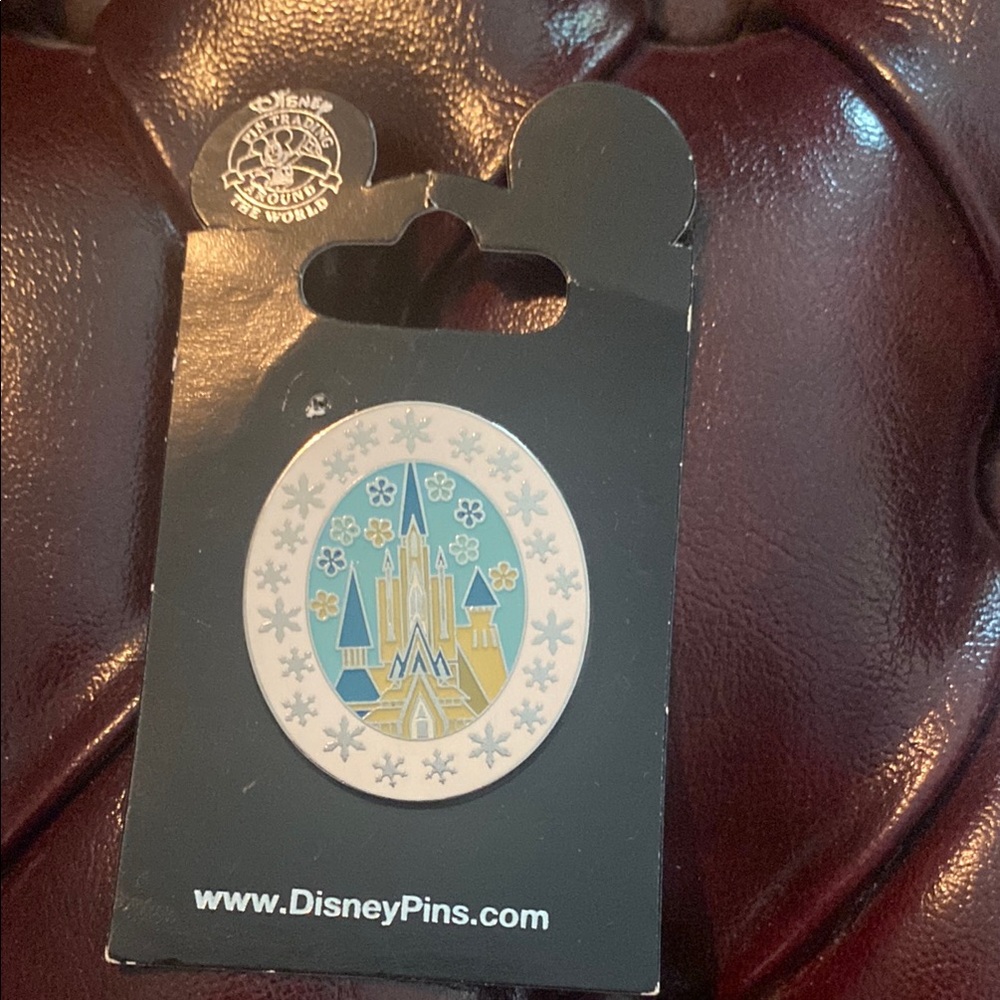 Disney TRADING PIN.  DISNEY CASTLE NWT